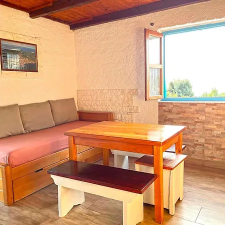House Jonathan Nyaraló *